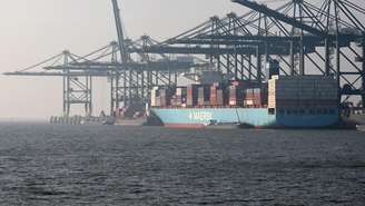Esta fotografia, tirada em 24 de março de 2025, mostra um navio porta-contêineres da Maersk atracado no porto de Antuérpia-Bruges, em Antuérpia. (Imagem ilustrativa)