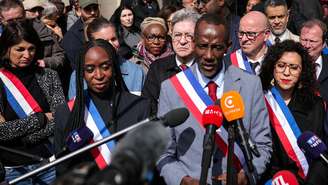 O novo prefeito de Saint-Denis, na região parisiense, Bally Bagayoko, durante protesto contra o racismo.