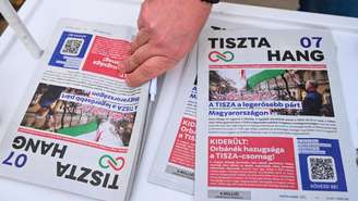 O jornal do partido de oposição TISZA, «TISZTA Hang», em um estande de campanha eleitoral em Budapeste, em 14 de fevereiro de 2026.