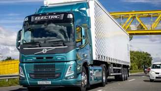 Os gestos manuais também carregam significados específicos e urgentes que todo motorista deveria compreender