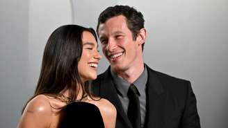 Saiba tudo sobre o noivado de Dua Lipa e os detalhes do casamento secreto com Callum Turner que deixará muitos famosos de fora