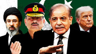 Imagem composta com o líder supremo do Irã, Mojtaba Khamenei, o chefe militar do Paquistão, o marechal-de-campo Marshal Asim Munir, o primeiro-ministro paquistanês, Shehbaz Sharif, e o presidente dos Estados Unidos, Donald Trump, sobrepostos sobre bandeira do Paquistão