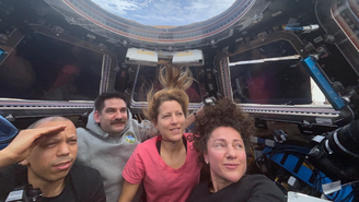 Astronautas da Estação Espacial acompanham retorno da Artemis 2 à Terra