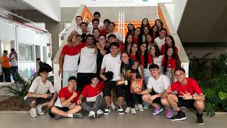 Professora é homenageada por mais de 400 alunos antes de iniciar tratamento contra câncer de mama