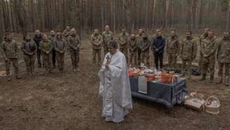 O padre Petro Nemesh celebra missa para militares ucranianos, na região de Kharkiv, nordeste da Ucrânia, neste domingo, 12 de abril de 2026.