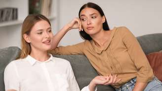 Você se sente esgotada depois de encontrar certas pessoas? Entenda os sinais de drenagem emocional e como proteger sua energia