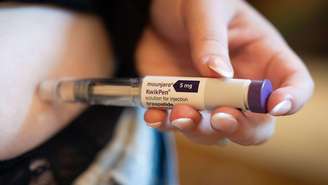 Pessoa aplicando injeção para perda de peso