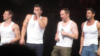 O grupo 98 Degrees em show em 2013 