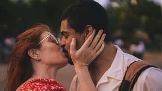 Entenda o que a ciência diz sobre o beijo, seus efeitos no cérebro, no corpo e nas emoções