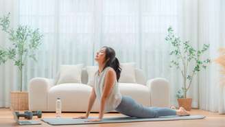 Confira posições de Yoga que ajudam no inchaço abdominal