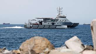 Uma embarcação de patrulha da Guarda Costeira da Polícia Real de Omã monitora a área enquanto o tráfego diminui no Estreito de Ormuz, em meio ao conflito entre Estados Unidos, Israel e Irã, em Mascate, Omã, 12 de março de 2026.