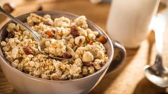 Granola pode ajudar no emagrecimento, mas exige atenção às porções
