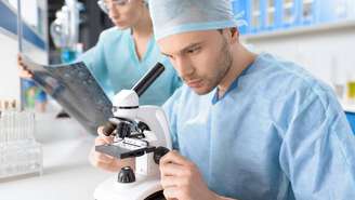 Em vez de atingir todo o corpo, novos medicamentos de DNA funcionam como cofres inteligentes que só se abrem dentro do tumor – depositphotos.com / IgorTishenko