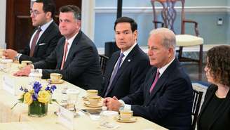 O secretário de Estado dos EUA, Marco Rubio, recebeu os embaixadores de Israel e do Líbano para as primeiras negociações diretas de paz em décadas, no Departamento de Estado, em Washington, em 14 de abril de 2026.