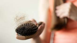 Cabelo cai mais no outono? Entenda por que a queda aumenta nessa estação, qual é o limite considerado normal e o que fazer para cuidar