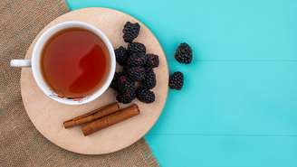 Chá de amora ajuda a aliviar os sintomas da menopausa