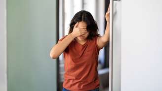 Entenda o que é síndrome rara que pode fazer uma pessoa parecer bêbada sem beber, e por que o diagnóstico costuma ser tão difícil