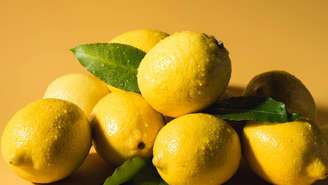 Entre as opções de frutas mais comuns com cultivo em apartamento estão morango, limão-siciliano anão, laranja-kinkan, pitaya, amora-preta anã e algumas variedades de uva de crescimento contido – depositphotos.com / EdZbarzhyvetsky