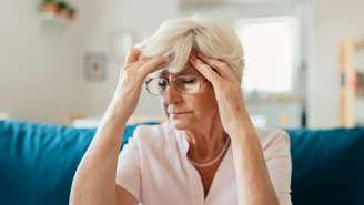 Esses são os 5 gatilhos comuns que causam sua enxaqueca, e vão desde o uso do celular até o hábito de mascar chiclete. Entenda como evitar