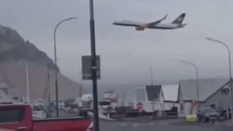 Piloto da Icelandair é investigado após voar em baixa altitude sobre a cidade de Vestmannaeyjar no sábado, 11