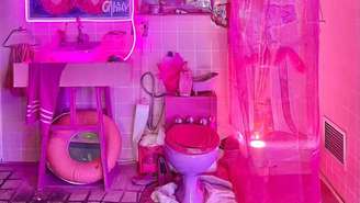 A obra, que simula um sanitário, faz parte de um conjunto que aposta no realismo e na imersão