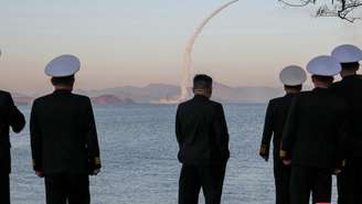 O líder norte-coreano Kim Jong Un observa o teste de mísseis de cruzeiro estratégicos e mísseis antinavio lançados do destróier Choe Hyon, na Coreia do Norte, em 12 de abril de 2026, nesta foto divulgada pela Agência Central de Notícias da Coreia do Norte (KCNA), em 14 de abril de 2026.