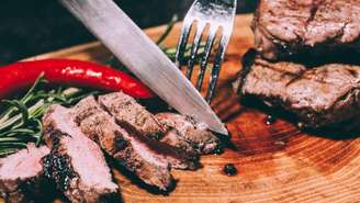 No Brasil, o churrasco assume diversos formatos: do espeto corrido dos pampas às grelhas urbanas, passando por cortes como picanha, costela e fraldinha, geralmente temperados com sal grosso – depositphotos.com / VadimVasenin