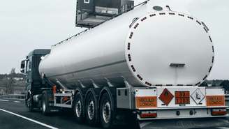 A classificação internacional divide os perigos em nove classes representadas por cores específicas nas placas