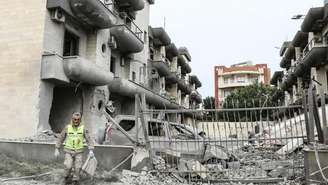 Socorrista inspeciona um local atingido por um ataque aéreo israelense no vilarejo de Abbasiyeh, no sul do Líbano, nesta quarta-feira, 15 de abril de 2026.