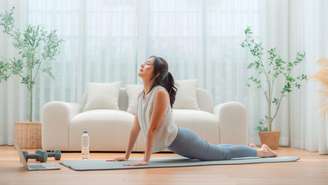 Confira alongamentos para aliviar a dor na lombar