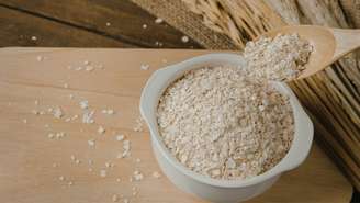 Farinha de aveia ajuda a emagrecer? Faz bem ao intestino? Entenda os benefícios do ingrediente e veja como incluir esse alimento na rotina