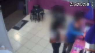 Momento em que o casal vai até a loja de açaí fazer reclamação