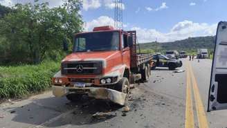 Caminhão teve para-choque danificado após colidir com o carro