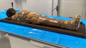 Estudos são realizados para identificar objeto ritualístico encontrado dentro de múmia de criança de 8 anos