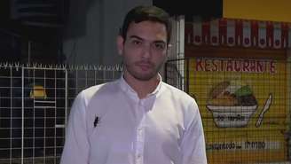 Barata ‘passeia’ pela camisa de repórter da Globo antes de entrada ao vivo