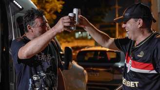 Antes de passarem a madrugada na fila, brasileiros organizaram churrasco com cerveja em frente ao centro que promove mutirão em Ciudad del Este