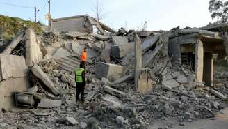 Equipes de resgate trabalham no local de um ataque aéreo israelense que teve como alvo a vila de Srifa, no sul do Líbano, em 14 de abril de 2026.
