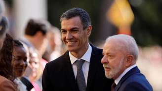 O presidente brasileiro Luiz Inácio Lula da Silva ao lado do primeiro-ministro espanhol Pedro Sánchez durante uma cerimônia de boas-vindas por ocasião da visita do presidente brasileiro ao Palácio de Pedralbes, em Barcelona, em 17 de abril de 2026.