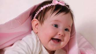 Descubra os 6 nomes de menina que são tendência em 2026. Opções raras como Elora e Calista ganham os cartórios com significados profundos