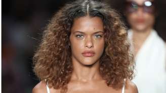 Thainá Duarte no desfile de Angela Brito 