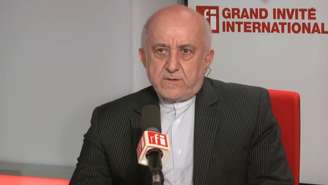 Mohammad Amin Nejad, embaixador do Irã na França, no estúdio da RFI em 17 de abril de 2026.