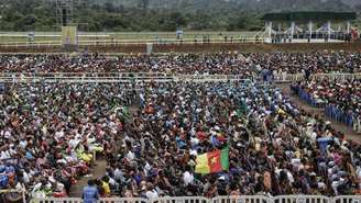 Multidão recebe o papa Leão XIV em Douala, Camarões. (17/04/2026)