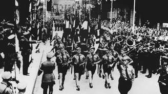 Juventude Hitleriana desfila nas ruas de Soltau: não encontrar um nome nos arquivos não é garantia de que o antepassado não tenha se filiado ao Partido Nacional Socialista da Alemanha, salienta especialista.