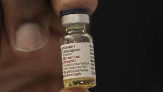 Imagem ilustrativa mostra um frasco de lenacapavir, profilaxia pré-exposição (PrEP) injetável de ação prolongada contra o HIV, durante a primeira fase de sua implementação nacional, no centro de saúde de Riruta, em Nairóbi, em 26 de fevereiro de 2026.