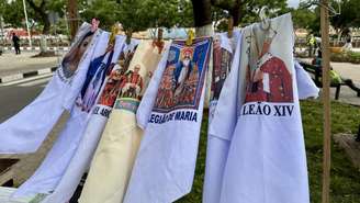 Artigos alusivos ao líder da Igreja Católica à venda em Luanda.