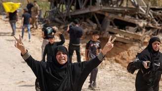 Pessoas deslocadas começaram a retornar para suas casas no sul do Líbano após o anúncio do cessar-fogo no país