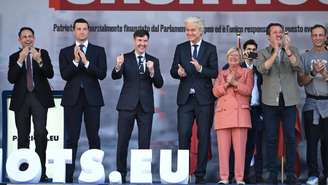 Matteo Salvini (segundo à direita) e outros líderes da extrema direita europeia juntos final do evento organizado pelo grupo “Patriotas pela Europa”, em Milão, em 18 de abril de 2026.