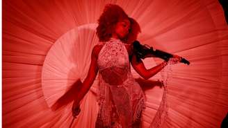 Violinista Ster no desfile de Helô Rocha 