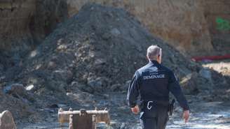 (Imagem de arquivo) Um desativador de bombas caminha em direção a uma pilha de terra sob a qual jaz uma bomba da Segunda Guerra Mundial, antes de removê-la, em Saint-Nazaire, oeste da França, em 8 de julho de 2020. Outra bomba foi encontrada em Colombes, perto de Paris, em 10 de abril.