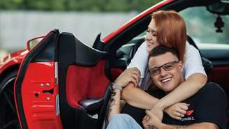 Sofia Liberato celebra aniversário do marido e ostenta Ferrari de R$ 2,5 milhões